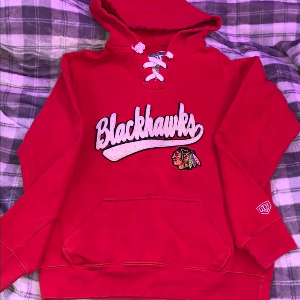 Woman’s Blackhawks hoodie (M)